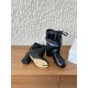420G321  Maison Margiela 马吉拉 25ss秋冬新款 分趾绑带宽松 高跟靴MM6家tabi分趾 秋冬新品最高版本买手代购完美分趾tabi靴原版开模双层真底 原版套楦鞋型很大方 搭配各种风格都可以轻松驾驭 小短腿的福音 上身瞬间秒变大长腿 上脚不被常规所拘束，随心所欲做自己 上脚炒鸡柔软舒适▪鞋面：采用原版进口牛皮▪内里垫脚：羊皮▪跟高：7 5cm▪大底：原版定制意大利真皮大底▪Size：35-39（40 定制不退换）