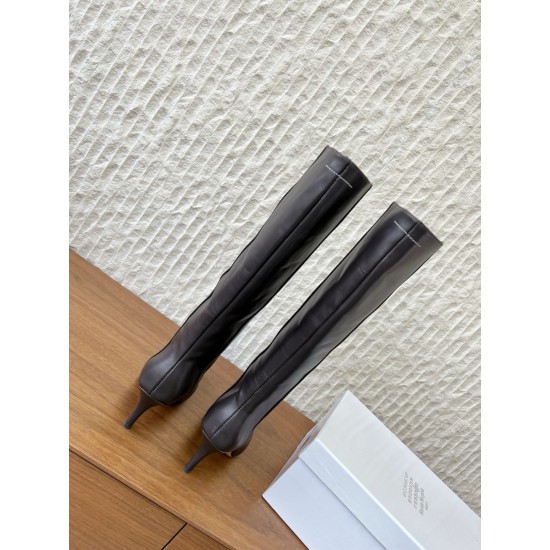 460G279  Maison Margiela 马吉拉 25ss秋冬新款 高跟 长靴简易百搭尖头靴子，北欧小众风情～简约的设计  独特头型设计 让脚丫子变的更加自由自在！想怎么走，就怎么走 ……无约束！套筒设计简单的流畅线条修饰脚型，好穿舒适耐看！▪鞋面：采用原版进口小牛皮▪内里垫脚：水染牛皮▪跟高：7.5cm▪鞋底：原版定制意大利真皮大底▪码数：35-40（40订做不退换）