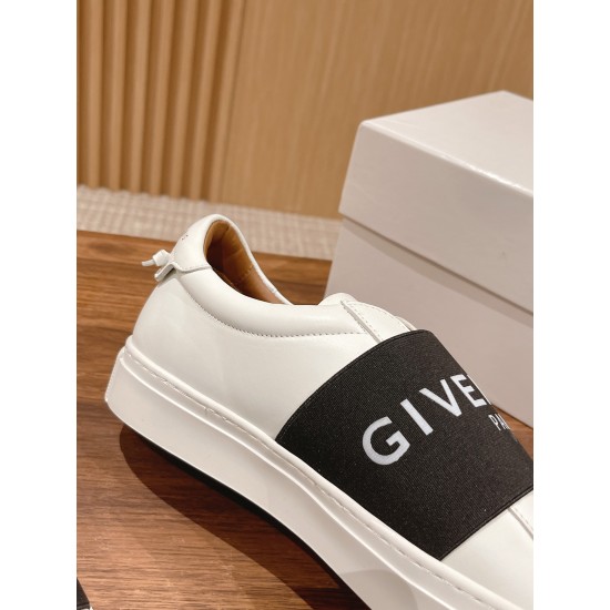 GIVENCHY Sneakers