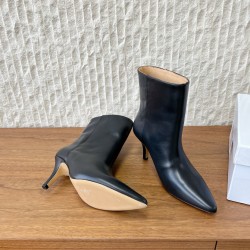 360G279  Maison Margiela 马吉拉 25ss秋冬新款 高跟 短靴简易百搭尖头靴子，北欧小众风情～简约的设计  独特头型设计 让脚丫子变的更加自由自在！想怎么走，就怎么走 ……无约束！套筒设计简单的流畅线条修饰脚型，好穿舒适耐看！▪鞋面：采用原版进口小牛皮▪内里垫脚：水染牛皮▪跟高：7.5cm▪鞋底：原版定制意大利真皮大底▪码数：35-40（40订做不退换）