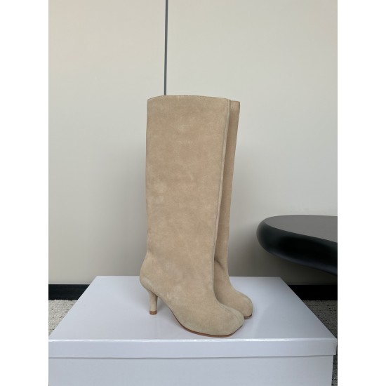 440Maison Margiela 24ss 玛吉拉麂皮宽筒直筒长靴 细高跟高筒靴分趾tabi靴原版开模双层真皮鞋底 原版套楦鞋型很大方 搭配各种风格都️轻松驾驭 小短腿的福音 上身瞬间秒变大长腿 ✔️上脚不被常规所拘束，随心所欲做自己～上脚炒鸡柔软舒适▪️鞋面：进口原版真皮▪️内里：原版真皮▪️大底：原版意大利双层真皮底跟▪️Size：35-39（40定制不退不换）