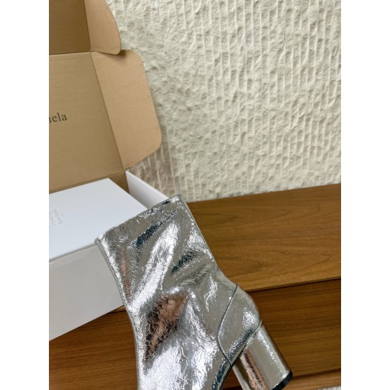6cm 400G062  MaisonMargiela 马吉拉 25ss秋冬新款 分趾系列 高跟 分趾靴原版套楦鞋型很经典，不管是价格还是品质通通秒杀市场……告别臃肿，专为当代独立、气质都市女性打造高级鞋履 对是小众的佼佼者，百搭王，小众没有那么烂大街，穿上太有气质了▪鞋面：采用原版进口爆裂纹牛皮 ▪内里垫脚：苯染牛皮 ▪大底：原版定制意大利双层真皮大底▪Size：35-39（40.41定做不退换）