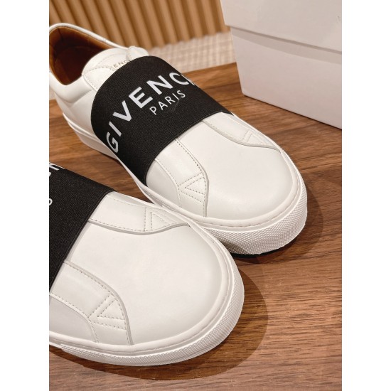 GIVENCHY Sneakers