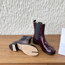 370G321  Maison Margiela 马吉拉 25ss秋冬新款 tabi分趾 切尔西 短靴当哥特式建筑的凌厉线条邂逅东方余韵 这款短靴以先锋姿态重构经典让传承与颠覆在靴履间共生。侧边弹力布与后部标志性形成视觉反差低调展露手工痕迹与品牌身份 。搭配廓形大衣与直筒裤 就是街头风配针织裙与袜套 就是前卫的碰撞。每一步都踏在舒适与格调的平衡点上让Tabi的反叛精神融入秋冬日常▪鞋面：采用原版进口小牛皮▪内里踮脚：牛皮▪鞋底：原版定制意大利进口真皮大底▪size：35-39（4041.定制不退换）