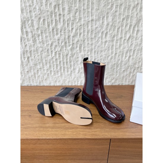 370G321  Maison Margiela 马吉拉 25ss秋冬新款 tabi分趾 切尔西 短靴当哥特式建筑的凌厉线条邂逅东方余韵 这款短靴以先锋姿态重构经典让传承与颠覆在靴履间共生。侧边弹力布与后部标志性形成视觉反差低调展露手工痕迹与品牌身份 。搭配廓形大衣与直筒裤 就是街头风配针织裙与袜套 就是前卫的碰撞。每一步都踏在舒适与格调的平衡点上让Tabi的反叛精神融入秋冬日常▪鞋面：采用原版进口小牛皮▪内里踮脚：牛皮▪鞋底：原版定制意大利进口真皮大底▪size：35-39（4041.定制不退换）