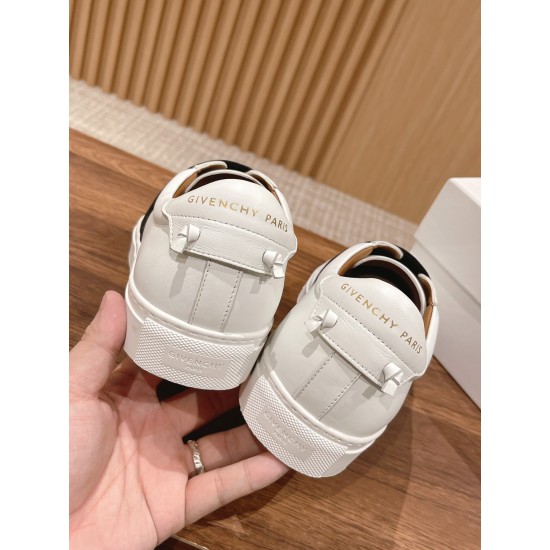 GIVENCHY Sneakers