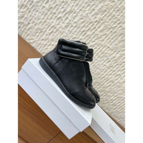 360（男码+10）G295 Maison Margiela 马吉拉 25ss秋冬新款马吉拉Future Sneaker复古 高帮 休闲鞋MM6作为这两年最受欢迎的鬼才设计师品牌设计简单、奢华的质感让你爱不释手  不想满大街撞款的可以看看这个品牌，比较小众却又是那么好搭配ins、小红书随处可见这个品牌的身影 ▪鞋面：采用原版进口牛皮▪内里垫脚：丝绸羊皮▪大底：原版定制防滑橡胶大底▪码数：35-44（女码40，男码45.46.47.48定做不退换）
