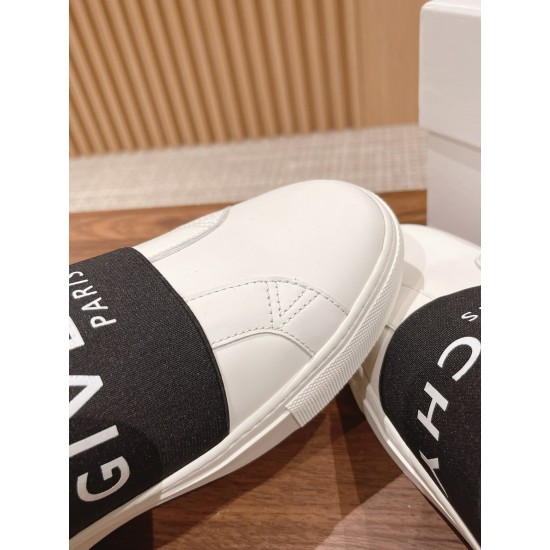 GIVENCHY Sneakers