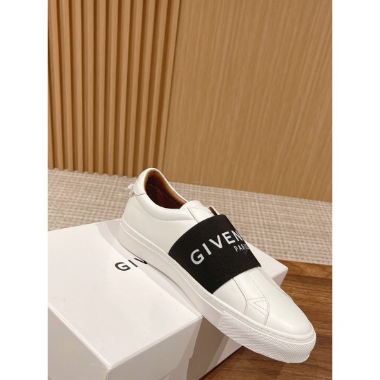 GIVENCHY Sneakers