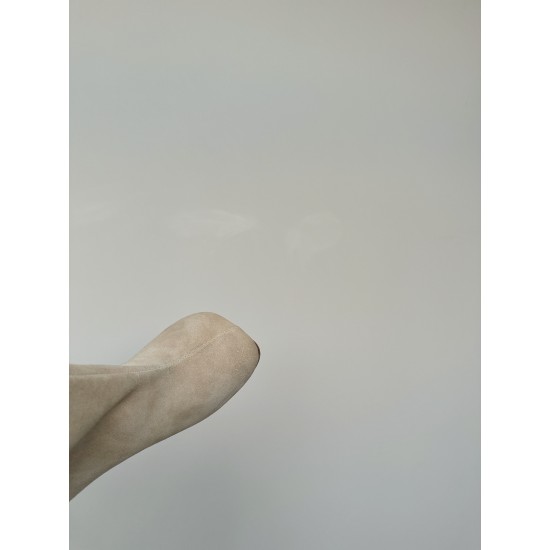 440Maison Margiela 24ss 玛吉拉麂皮宽筒直筒长靴 细高跟高筒靴分趾tabi靴原版开模双层真皮鞋底 原版套楦鞋型很大方 搭配各种风格都️轻松驾驭 小短腿的福音 上身瞬间秒变大长腿 ✔️上脚不被常规所拘束，随心所欲做自己～上脚炒鸡柔软舒适▪️鞋面：进口原版真皮▪️内里：原版真皮▪️大底：原版意大利双层真皮底跟▪️Size：35-39（40定制不退不换）