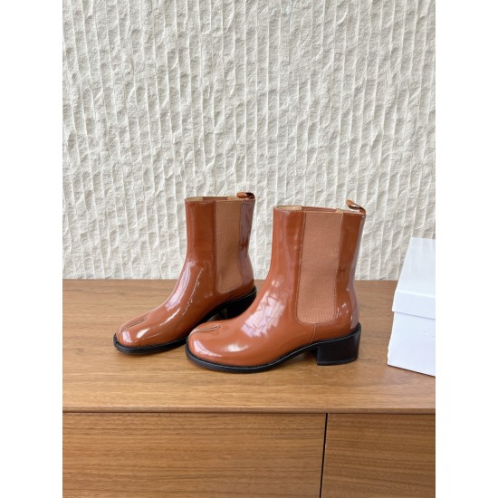 370G321  Maison Margiela 马吉拉 25ss秋冬新款 tabi分趾 切尔西 短靴当哥特式建筑的凌厉线条邂逅东方余韵 这款短靴以先锋姿态重构经典让传承与颠覆在靴履间共生。侧边弹力布与后部标志性形成视觉反差低调展露手工痕迹与品牌身份 。搭配廓形大衣与直筒裤 就是街头风配针织裙与袜套 就是前卫的碰撞。每一步都踏在舒适与格调的平衡点上让Tabi的反叛精神融入秋冬日常▪鞋面：采用原版进口小牛皮▪内里踮脚：牛皮▪鞋底：原版定制意大利进口真皮大底▪size：35-39（4041.定制不退换）