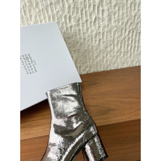 340G279  MaisonMargiela 马吉拉 25ss秋冬新款 分趾系列 高跟 分趾靴原版套楦鞋型很经典，不管是价格还是品质通通秒杀市场……告别臃肿，专为当代独立、气质都市女性打造高级鞋履 对是小众的佼佼者，百搭王，小众没有那么烂大街，穿上太有气质了▪鞋面：采用原版进口原版羊皮/爆裂纹牛皮 ▪内里垫脚：苯染牛皮 ▪大底：原版定制双层真皮大底▪Size：35-39（40定做不退换）