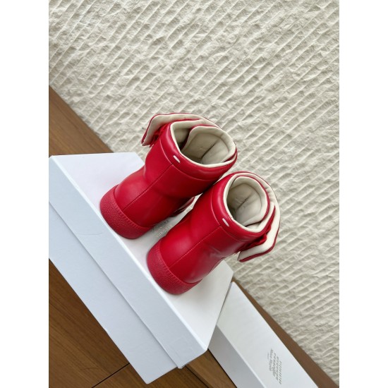 360（男码+10）G295 Maison Margiela 马吉拉 25ss秋冬新款马吉拉Future Sneaker复古 高帮 休闲鞋MM6作为这两年最受欢迎的鬼才设计师品牌设计简单、奢华的质感让你爱不释手  不想满大街撞款的可以看看这个品牌，比较小众却又是那么好搭配ins、小红书随处可见这个品牌的身影 ▪鞋面：采用原版进口牛皮▪内里垫脚：丝绸羊皮▪大底：原版定制防滑橡胶大底▪码数：35-44（女码40，男码45.46.47.48定做不退换）