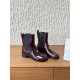 370G321  Maison Margiela 马吉拉 25ss秋冬新款 tabi分趾 切尔西 短靴当哥特式建筑的凌厉线条邂逅东方余韵 这款短靴以先锋姿态重构经典让传承与颠覆在靴履间共生。侧边弹力布与后部标志性形成视觉反差低调展露手工痕迹与品牌身份 。搭配廓形大衣与直筒裤 就是街头风配针织裙与袜套 就是前卫的碰撞。每一步都踏在舒适与格调的平衡点上让Tabi的反叛精神融入秋冬日常▪鞋面：采用原版进口小牛皮▪内里踮脚：牛皮▪鞋底：原版定制意大利进口真皮大底▪size：35-39（4041.定制不退换）