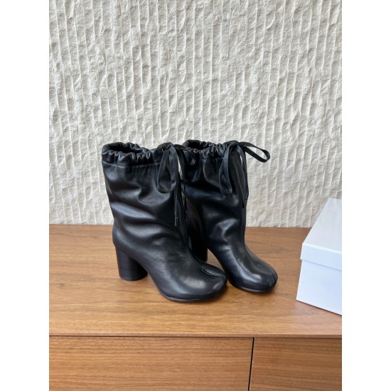 420G321  Maison Margiela 马吉拉 25ss秋冬新款 分趾绑带宽松 高跟靴MM6家tabi分趾 秋冬新品最高版本买手代购完美分趾tabi靴原版开模双层真底 原版套楦鞋型很大方 搭配各种风格都可以轻松驾驭 小短腿的福音 上身瞬间秒变大长腿 上脚不被常规所拘束，随心所欲做自己 上脚炒鸡柔软舒适▪鞋面：采用原版进口牛皮▪内里垫脚：羊皮▪跟高：7 5cm▪大底：原版定制意大利真皮大底▪Size：35-39（40 定制不退换）