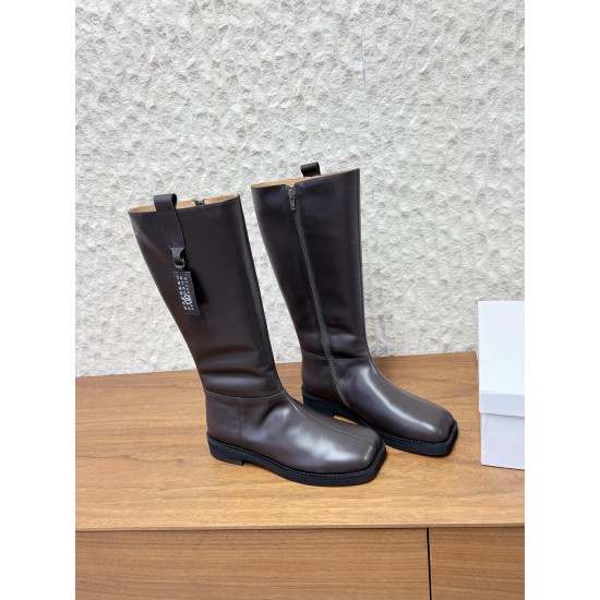 380G279 MaisonMargiela 马吉拉 25ss 秋冬新款 分趾高筒靴火爆来袭！太香了‼️靓丽多彩少女感扑面而来！不容错过的时尚单品  简单又有格调的美 跑量扛把子 必入单品 时尚减龄神器 随性率真的感脚简单高级的设计 融入MM6独有的标志同时满足日常 休闲渡假 百搭 真心巴适意大利真皮大底 分体设计 原版一致材料 对标原单 请认准咱家高货▪鞋面：牛皮▪内里：牛皮▪大底：原版进口发泡大底▪Size：35-39（40定做不退换）