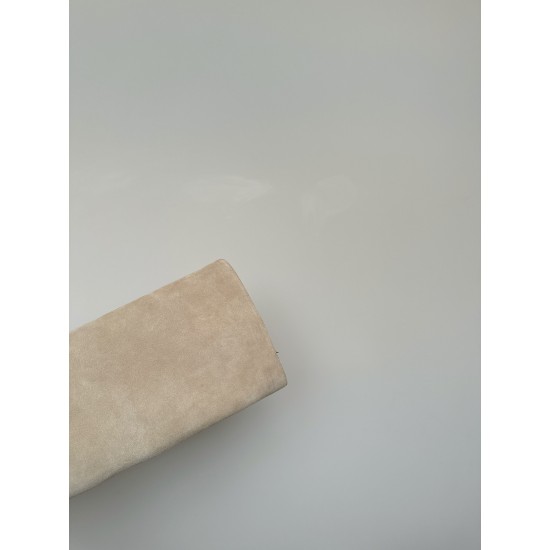 440Maison Margiela 24ss 玛吉拉麂皮宽筒直筒长靴 细高跟高筒靴分趾tabi靴原版开模双层真皮鞋底 原版套楦鞋型很大方 搭配各种风格都️轻松驾驭 小短腿的福音 上身瞬间秒变大长腿 ✔️上脚不被常规所拘束，随心所欲做自己～上脚炒鸡柔软舒适▪️鞋面：进口原版真皮▪️内里：原版真皮▪️大底：原版意大利双层真皮底跟▪️Size：35-39（40定制不退不换）