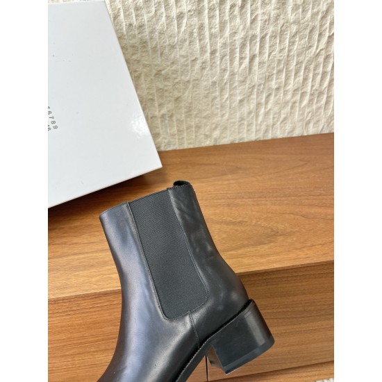 370G321  Maison Margiela 马吉拉 25ss秋冬新款 tabi分趾 切尔西 短靴当哥特式建筑的凌厉线条邂逅东方余韵 这款短靴以先锋姿态重构经典让传承与颠覆在靴履间共生。侧边弹力布与后部标志性形成视觉反差低调展露手工痕迹与品牌身份 。搭配廓形大衣与直筒裤 就是街头风配针织裙与袜套 就是前卫的碰撞。每一步都踏在舒适与格调的平衡点上让Tabi的反叛精神融入秋冬日常▪鞋面：采用原版进口小牛皮▪内里踮脚：牛皮▪鞋底：原版定制意大利进口真皮大底▪size：35-39（4041.定制不退换）