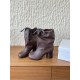 420G321  Maison Margiela 马吉拉 25ss秋冬新款 分趾绑带宽松 高跟靴MM6家tabi分趾 秋冬新品最高版本买手代购完美分趾tabi靴原版开模双层真底 原版套楦鞋型很大方 搭配各种风格都可以轻松驾驭 小短腿的福音 上身瞬间秒变大长腿 上脚不被常规所拘束，随心所欲做自己 上脚炒鸡柔软舒适▪鞋面：采用原版进口牛皮▪内里垫脚：羊皮▪跟高：7 5cm▪大底：原版定制意大利真皮大底▪Size：35-39（40 定制不退换）