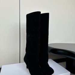 440Maison Margiela 24ss 玛吉拉麂皮宽筒直筒长靴 细高跟高筒靴分趾tabi靴原版开模双层真皮鞋底 原版套楦鞋型很大方 搭配各种风格都️轻松驾驭 小短腿的福音 上身瞬间秒变大长腿 ✔️上脚不被常规所拘束，随心所欲做自己～上脚炒鸡柔软舒适▪️鞋面：进口原版真皮▪️内里：原版真皮▪️大底：原版意大利双层真皮底跟▪️Size：35-39（40定制不退不换）