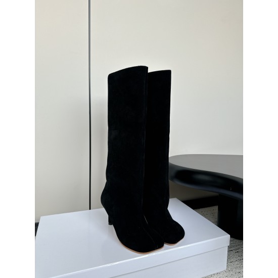 440Maison Margiela 24ss 玛吉拉麂皮宽筒直筒长靴 细高跟高筒靴分趾tabi靴原版开模双层真皮鞋底 原版套楦鞋型很大方 搭配各种风格都️轻松驾驭 小短腿的福音 上身瞬间秒变大长腿 ✔️上脚不被常规所拘束，随心所欲做自己～上脚炒鸡柔软舒适▪️鞋面：进口原版真皮▪️内里：原版真皮▪️大底：原版意大利双层真皮底跟▪️Size：35-39（40定制不退不换）