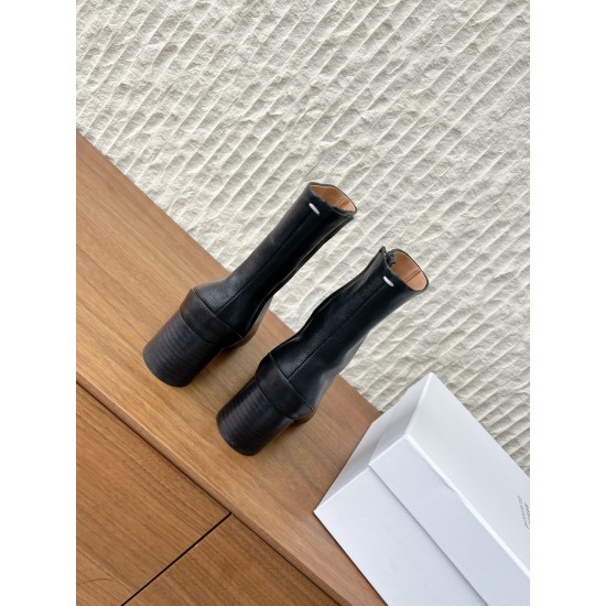 340G279  MaisonMargiela 马吉拉 25ss秋冬新款 分趾系列 高跟 分趾靴原版套楦鞋型很经典，不管是价格还是品质通通秒杀市场……告别臃肿，专为当代独立、气质都市女性打造高级鞋履 对是小众的佼佼者，百搭王，小众没有那么烂大街，穿上太有气质了▪鞋面：采用原版进口原版羊皮/爆裂纹牛皮 ▪内里垫脚：苯染牛皮 ▪大底：原版定制双层真皮大底▪Size：35-39（40定做不退换）