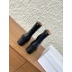 340G279  MaisonMargiela 马吉拉 25ss秋冬新款 分趾系列 高跟 分趾靴原版套楦鞋型很经典，不管是价格还是品质通通秒杀市场……告别臃肿，专为当代独立、气质都市女性打造高级鞋履 对是小众的佼佼者，百搭王，小众没有那么烂大街，穿上太有气质了▪鞋面：采用原版进口原版羊皮/爆裂纹牛皮 ▪内里垫脚：苯染牛皮 ▪大底：原版定制双层真皮大底▪Size：35-39（40定做不退换）