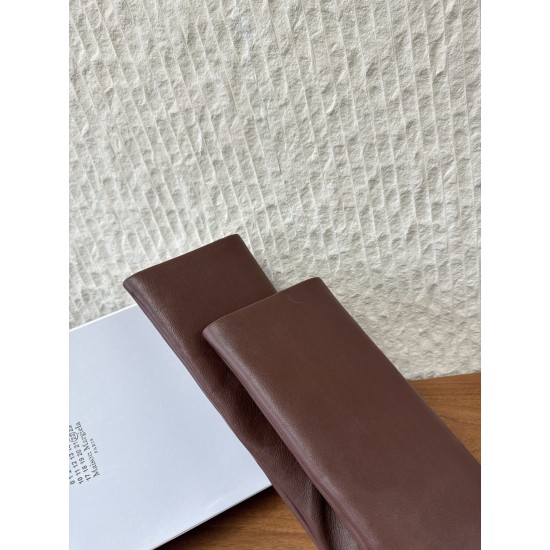 530GG279  Maison Margiela 玛吉拉 25ss秋冬新款 直筒 长靴不过膝 MM6家tabi分趾鞋靴 原版开模双层真皮鞋底 原版套楦鞋型很大方 搭配各种风格都轻松驾驭 小短腿的福音 上身瞬间秒变大长腿 上脚不被常规所拘束，随心所欲做自己～上脚炒鸡柔软舒适▪️鞋面：采用原版进口牛皮▪️内里垫脚：羊皮▪️大底：原版定制意大利双层真皮大底▪️Size：35-39（40.41定制不退不换）