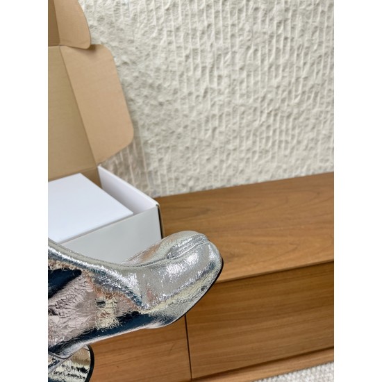 6cm 400G062  MaisonMargiela 马吉拉 25ss秋冬新款 分趾系列 高跟 分趾靴原版套楦鞋型很经典，不管是价格还是品质通通秒杀市场……告别臃肿，专为当代独立、气质都市女性打造高级鞋履 对是小众的佼佼者，百搭王，小众没有那么烂大街，穿上太有气质了▪鞋面：采用原版进口爆裂纹牛皮 ▪内里垫脚：苯染牛皮 ▪大底：原版定制意大利双层真皮大底▪Size：35-39（40.41定做不退换）
