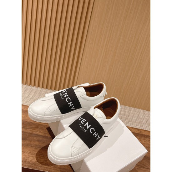 GIVENCHY Sneakers