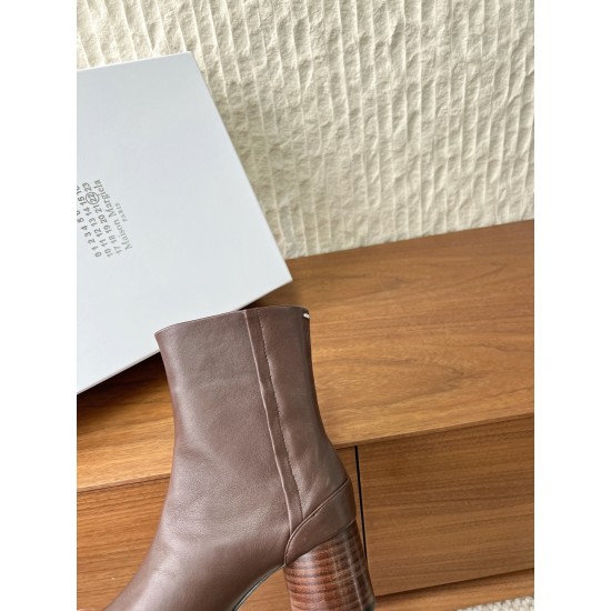 340G279  MaisonMargiela 马吉拉 25ss秋冬新款 分趾系列 高跟 分趾靴原版套楦鞋型很经典，不管是价格还是品质通通秒杀市场……告别臃肿，专为当代独立、气质都市女性打造高级鞋履 对是小众的佼佼者，百搭王，小众没有那么烂大街，穿上太有气质了▪鞋面：采用原版进口原版羊皮/爆裂纹牛皮 ▪内里垫脚：苯染牛皮 ▪大底：原版定制双层真皮大底▪Size：35-39（40定做不退换）