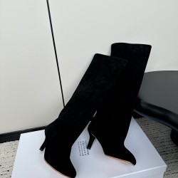 440Maison Margiela 24ss 玛吉拉麂皮宽筒直筒长靴 细高跟高筒靴分趾tabi靴原版开模双层真皮鞋底 原版套楦鞋型很大方 搭配各种风格都️轻松驾驭 小短腿的福音 上身瞬间秒变大长腿 ✔️上脚不被常规所拘束，随心所欲做自己～上脚炒鸡柔软舒适▪️鞋面：进口原版真皮▪️内里：原版真皮▪️大底：原版意大利双层真皮底跟▪️Size：35-39（40定制不退不换）