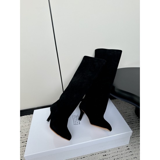 440Maison Margiela 24ss 玛吉拉麂皮宽筒直筒长靴 细高跟高筒靴分趾tabi靴原版开模双层真皮鞋底 原版套楦鞋型很大方 搭配各种风格都️轻松驾驭 小短腿的福音 上身瞬间秒变大长腿 ✔️上脚不被常规所拘束，随心所欲做自己～上脚炒鸡柔软舒适▪️鞋面：进口原版真皮▪️内里：原版真皮▪️大底：原版意大利双层真皮底跟▪️Size：35-39（40定制不退不换）