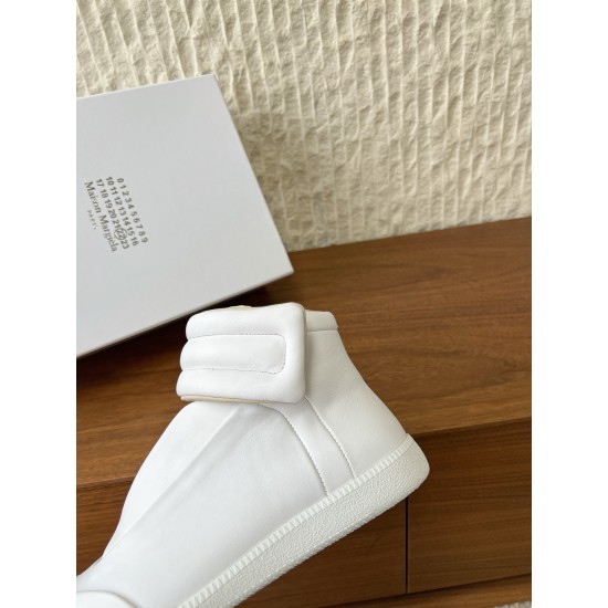 360（男码+10）G295 Maison Margiela 马吉拉 25ss秋冬新款马吉拉Future Sneaker复古 高帮 休闲鞋MM6作为这两年最受欢迎的鬼才设计师品牌设计简单、奢华的质感让你爱不释手  不想满大街撞款的可以看看这个品牌，比较小众却又是那么好搭配ins、小红书随处可见这个品牌的身影 ▪鞋面：采用原版进口牛皮▪内里垫脚：丝绸羊皮▪大底：原版定制防滑橡胶大底▪码数：35-44（女码40，男码45.46.47.48定做不退换）