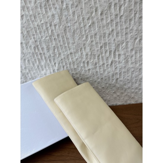 530GG279  Maison Margiela 玛吉拉 25ss秋冬新款 直筒 长靴不过膝 MM6家tabi分趾鞋靴 原版开模双层真皮鞋底 原版套楦鞋型很大方 搭配各种风格都轻松驾驭 小短腿的福音 上身瞬间秒变大长腿 上脚不被常规所拘束，随心所欲做自己～上脚炒鸡柔软舒适▪️鞋面：采用原版进口牛皮▪️内里垫脚：羊皮▪️大底：原版定制意大利双层真皮大底▪️Size：35-39（40.41定制不退不换）