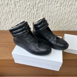 360（男码+10）G295 Maison Margiela 马吉拉 25ss秋冬新款马吉拉Future Sneaker复古 高帮 休闲鞋MM6作为这两年最受欢迎的鬼才设计师品牌设计简单、奢华的质感让你爱不释手  不想满大街撞款的可以看看这个品牌，比较小众却又是那么好搭配ins、小红书随处可见这个品牌的身影 ▪鞋面：采用原版进口牛皮▪内里垫脚：丝绸羊皮▪大底：原版定制防滑橡胶大底▪码数：35-44（女码40，男码45.46.47.48定做不退换）