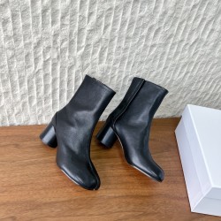 340G279  MaisonMargiela 马吉拉 25ss秋冬新款 分趾系列 高跟 分趾靴原版套楦鞋型很经典，不管是价格还是品质通通秒杀市场……告别臃肿，专为当代独立、气质都市女性打造高级鞋履 对是小众的佼佼者，百搭王，小众没有那么烂大街，穿上太有气质了▪鞋面：采用原版进口原版羊皮/爆裂纹牛皮 ▪内里垫脚：苯染牛皮 ▪大底：原版定制双层真皮大底▪Size：35-39（40定做不退换）