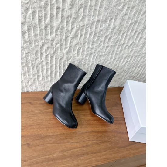 340G279  MaisonMargiela 马吉拉 25ss秋冬新款 分趾系列 高跟 分趾靴原版套楦鞋型很经典，不管是价格还是品质通通秒杀市场……告别臃肿，专为当代独立、气质都市女性打造高级鞋履 对是小众的佼佼者，百搭王，小众没有那么烂大街，穿上太有气质了▪鞋面：采用原版进口原版羊皮/爆裂纹牛皮 ▪内里垫脚：苯染牛皮 ▪大底：原版定制双层真皮大底▪Size：35-39（40定做不退换）