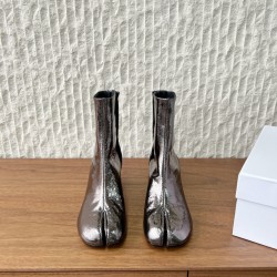 340G279  MaisonMargiela 马吉拉 25ss秋冬新款 分趾系列 高跟 分趾靴原版套楦鞋型很经典，不管是价格还是品质通通秒杀市场……告别臃肿，专为当代独立、气质都市女性打造高级鞋履 对是小众的佼佼者，百搭王，小众没有那么烂大街，穿上太有气质了▪鞋面：采用原版进口原版羊皮/爆裂纹牛皮 ▪内里垫脚：苯染牛皮 ▪大底：原版定制双层真皮大底▪Size：35-39（40定做不退换）