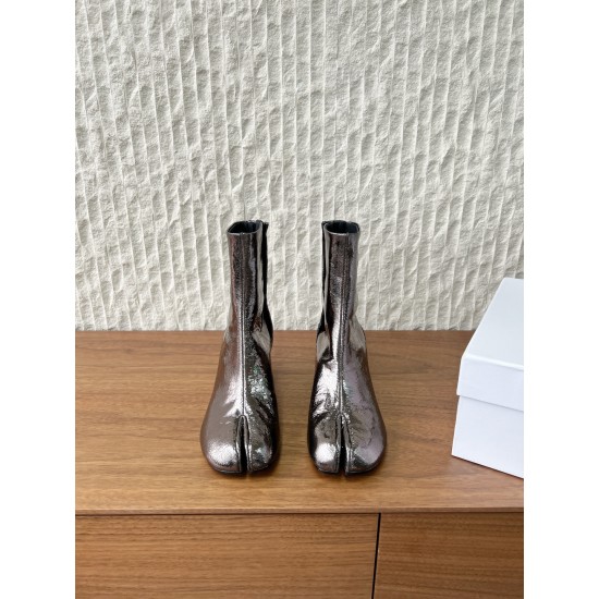340G279  MaisonMargiela 马吉拉 25ss秋冬新款 分趾系列 高跟 分趾靴原版套楦鞋型很经典，不管是价格还是品质通通秒杀市场……告别臃肿，专为当代独立、气质都市女性打造高级鞋履 对是小众的佼佼者，百搭王，小众没有那么烂大街，穿上太有气质了▪鞋面：采用原版进口原版羊皮/爆裂纹牛皮 ▪内里垫脚：苯染牛皮 ▪大底：原版定制双层真皮大底▪Size：35-39（40定做不退换）