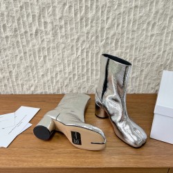6cm 400G062  MaisonMargiela 马吉拉 25ss秋冬新款 分趾系列 高跟 分趾靴原版套楦鞋型很经典，不管是价格还是品质通通秒杀市场……告别臃肿，专为当代独立、气质都市女性打造高级鞋履 对是小众的佼佼者，百搭王，小众没有那么烂大街，穿上太有气质了▪鞋面：采用原版进口爆裂纹牛皮 ▪内里垫脚：苯染牛皮 ▪大底：原版定制意大利双层真皮大底▪Size：35-39（40.41定做不退换）