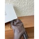 420G321  Maison Margiela 马吉拉 25ss秋冬新款 分趾绑带宽松 高跟靴MM6家tabi分趾 秋冬新品最高版本买手代购完美分趾tabi靴原版开模双层真底 原版套楦鞋型很大方 搭配各种风格都可以轻松驾驭 小短腿的福音 上身瞬间秒变大长腿 上脚不被常规所拘束，随心所欲做自己 上脚炒鸡柔软舒适▪鞋面：采用原版进口牛皮▪内里垫脚：羊皮▪跟高：7 5cm▪大底：原版定制意大利真皮大底▪Size：35-39（40 定制不退换）