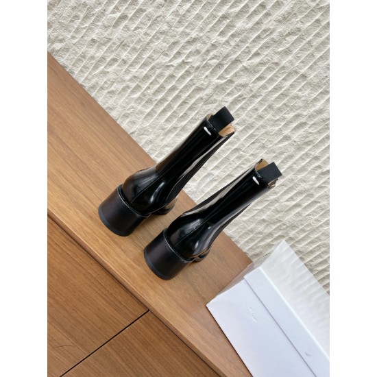 370G321  Maison Margiela 马吉拉 25ss秋冬新款 tabi分趾 切尔西 短靴当哥特式建筑的凌厉线条邂逅东方余韵 这款短靴以先锋姿态重构经典让传承与颠覆在靴履间共生。侧边弹力布与后部标志性形成视觉反差低调展露手工痕迹与品牌身份 。搭配廓形大衣与直筒裤 就是街头风配针织裙与袜套 就是前卫的碰撞。每一步都踏在舒适与格调的平衡点上让Tabi的反叛精神融入秋冬日常▪鞋面：采用原版进口小牛皮▪内里踮脚：牛皮▪鞋底：原版定制意大利进口真皮大底▪size：35-39（4041.定制不退换）