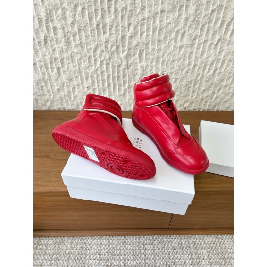 360（男码+10）G295 Maison Margiela 马吉拉 25ss秋冬新款马吉拉Future Sneaker复古 高帮 休闲鞋MM6作为这两年最受欢迎的鬼才设计师品牌设计简单、奢华的质感让你爱不释手  不想满大街撞款的可以看看这个品牌，比较小众却又是那么好搭配ins、小红书随处可见这个品牌的身影 ▪鞋面：采用原版进口牛皮▪内里垫脚：丝绸羊皮▪大底：原版定制防滑橡胶大底▪码数：35-44（女码40，男码45.46.47.48定做不退换）