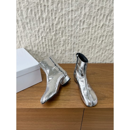 3cm 380G062  MaisonMargiela 马吉拉 25ss秋冬新款 分趾系列 高跟 分趾靴原版套楦鞋型很经典，不管是价格还是品质通通秒杀市场……告别臃肿，专为当代独立、气质都市女性打造高级鞋履 对是小众的佼佼者，百搭王，小众没有那么烂大街，穿上太有气质了▪鞋面：采用原版进口爆裂纹牛皮 ▪内里垫脚：苯染牛皮 ▪大底：原版定制意大利双层真皮大底▪Size：35-39（40.41定做不退换）