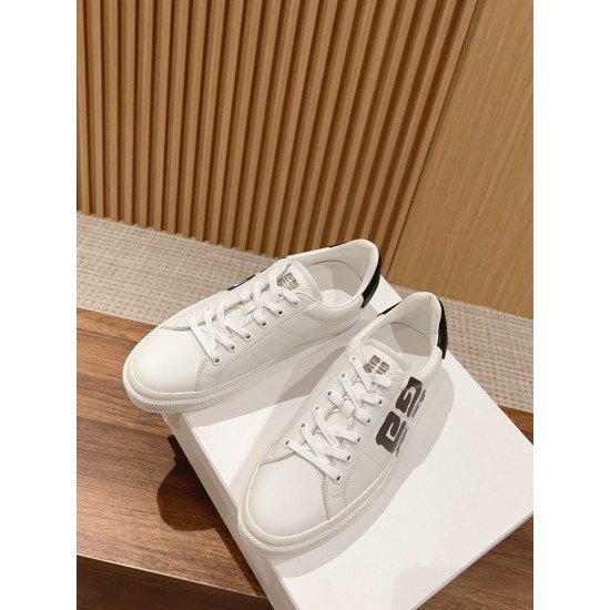 GIVENCHY Sneakers