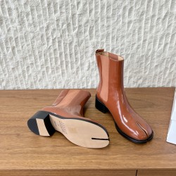 370G321  Maison Margiela 马吉拉 25ss秋冬新款 tabi分趾 切尔西 短靴当哥特式建筑的凌厉线条邂逅东方余韵 这款短靴以先锋姿态重构经典让传承与颠覆在靴履间共生。侧边弹力布与后部标志性形成视觉反差低调展露手工痕迹与品牌身份 。搭配廓形大衣与直筒裤 就是街头风配针织裙与袜套 就是前卫的碰撞。每一步都踏在舒适与格调的平衡点上让Tabi的反叛精神融入秋冬日常▪鞋面：采用原版进口小牛皮▪内里踮脚：牛皮▪鞋底：原版定制意大利进口真皮大底▪size：35-39（4041.定制不退换）