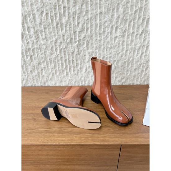 370G321  Maison Margiela 马吉拉 25ss秋冬新款 tabi分趾 切尔西 短靴当哥特式建筑的凌厉线条邂逅东方余韵 这款短靴以先锋姿态重构经典让传承与颠覆在靴履间共生。侧边弹力布与后部标志性形成视觉反差低调展露手工痕迹与品牌身份 。搭配廓形大衣与直筒裤 就是街头风配针织裙与袜套 就是前卫的碰撞。每一步都踏在舒适与格调的平衡点上让Tabi的反叛精神融入秋冬日常▪鞋面：采用原版进口小牛皮▪内里踮脚：牛皮▪鞋底：原版定制意大利进口真皮大底▪size：35-39（4041.定制不退换）