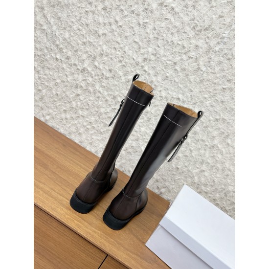380G279 MaisonMargiela 马吉拉 25ss 秋冬新款 分趾高筒靴火爆来袭！太香了‼️靓丽多彩少女感扑面而来！不容错过的时尚单品  简单又有格调的美 跑量扛把子 必入单品 时尚减龄神器 随性率真的感脚简单高级的设计 融入MM6独有的标志同时满足日常 休闲渡假 百搭 真心巴适意大利真皮大底 分体设计 原版一致材料 对标原单 请认准咱家高货▪鞋面：牛皮▪内里：牛皮▪大底：原版进口发泡大底▪Size：35-39（40定做不退换）