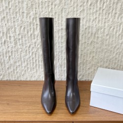 460G279  Maison Margiela 马吉拉 25ss秋冬新款 高跟 长靴简易百搭尖头靴子，北欧小众风情～简约的设计  独特头型设计 让脚丫子变的更加自由自在！想怎么走，就怎么走 ……无约束！套筒设计简单的流畅线条修饰脚型，好穿舒适耐看！▪鞋面：采用原版进口小牛皮▪内里垫脚：水染牛皮▪跟高：7.5cm▪鞋底：原版定制意大利真皮大底▪码数：35-40（40订做不退换）